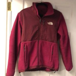 Women’s size medium north face zip up jacket.